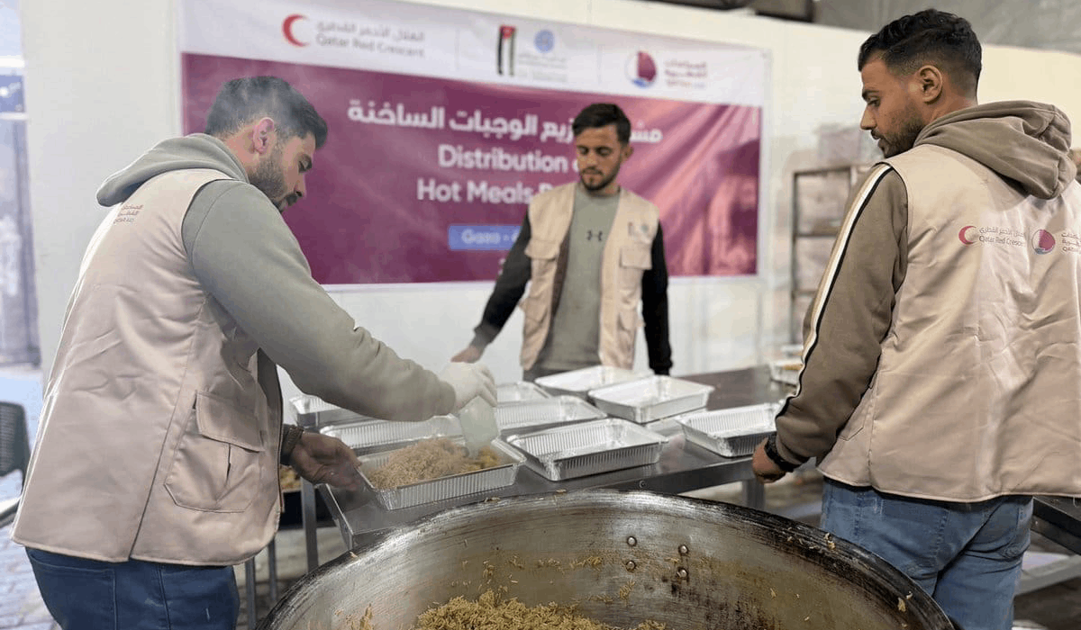 QRCS, JHCO Provide Hot Meals to 72,000 People Across Gaza